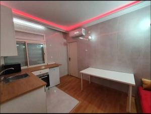 Studio Cosy moderne et climatisé في الرباط: مطبخ مع ضوء احمر على السقف