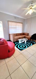 sala de estar con sofá y mesa sobre alfombra en ENTIRE LUXURY APARTMENTS en Mbabane