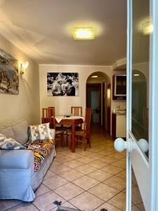 ein Wohnzimmer mit einem Sofa und einem Tisch in der Unterkunft Il Siciliano Apartment Taormina in Taormina