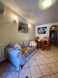 una sala de estar con un sofá y una mesa en Il Siciliano Apartment Taormina, en Taormina