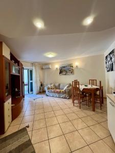 ein Wohnzimmer mit einem Tisch und einem Sofa in der Unterkunft Il Siciliano Apartment Taormina in Taormina