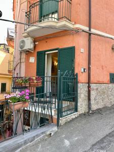 an entrance to a building with a green door and flowers at Il Siciliano Apartment Taormina in Taormina