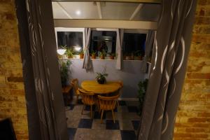 uma sala de jantar com uma mesa e algumas plantas em 3 Bedroom home by Ipswich docks. em Ipswich