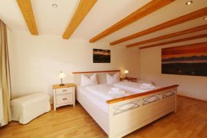 a bedroom with a large white bed in a room at Ferienwohnung Landleben im Dorfkrug Altglashütten- Feldberg in Feldberg