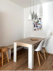 a dining room with a wooden table and chairs at Ferienwohnung Schwarzwaldtraum - 2Zi - Feldberg in Hinterfalkau