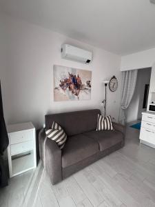 a living room with a brown couch in a room at CASA PATTY in Castelsardo