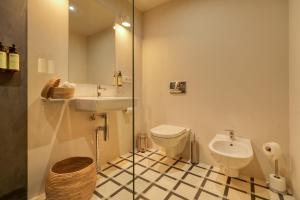 Ein Badezimmer in der Unterkunft Manifest Restaurant and Hotel Gyumri