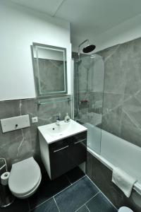 Bathroom sa Kurhotel Schluchsee App 1003 - Ferientraum - mit Indoorpool, Sauna, Schluchsee