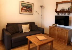 a living room with a couch and a coffee table at Fewo 2 - Residenz Schauinsland -Sauna, E-Ladestation, Schauinsland- Todtnauberg, Liftverbund Feldberg in Ennerbach