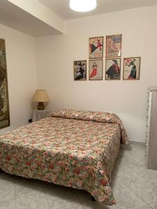 een slaapkamer met een bed en foto's aan de muur bij Casa Vacanze Nonna Maria 