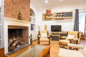 a living room with a fireplace and a tv at Rodenas Valero Alborea in Alborea