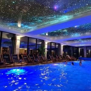 a swimming pool in a hotel with stars on the ceiling at Apartman Marković - Milmari welnes & spa resort Kopaonik in Kopaonik