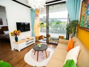 ein Wohnzimmer mit einem Sofa und einem Tisch in der Unterkunft Home With View Bai Chay Bright in Hạ Long