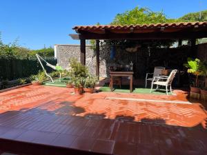 um pátio com uma pérgola, uma mesa e cadeiras em Villa Venturini em Trecase