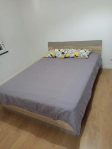 een bed met kussens in een slaapkamer bij esthela home 2 in Funchal