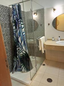 een badkamer met een douche en een wastafel bij esthela home 2 in Funchal