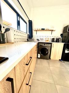 une cuisine avec un lave-linge et un lave-linge. dans l'établissement Apartment close to Menlyn Maine, à Pretoria