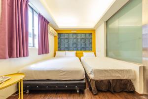 Postel nebo postele na pokoji v ubytování Newrise Hotel