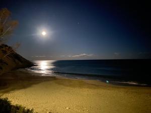 una spiaggia con la luna nel cielo e nell'oceano di Vistas al mar a El Campello
