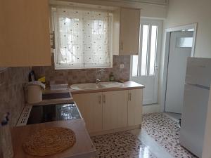 eine Küche mit einer Spüle und einer Arbeitsplatte in der Unterkunft Machouse in Mytilini