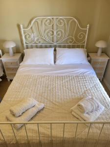 una camera da letto con un letto e due asciugamani di Margarita rooms a Kalamákion