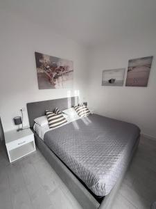 a bedroom with a bed and a white wall at CASA PATTY in Castelsardo +12 photos