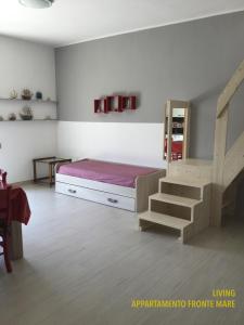 um quarto com um beliche e uma escada em Bilocali Approdo "Fronte Mare" e "Lato Strada" em Porto Cesareo
