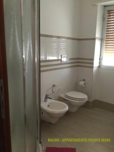 Ванная комната в Bilocali Approdo "Fronte Mare" e "Lato Strada"