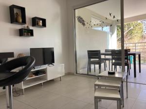 Μια τηλεόραση ή/και κέντρο ψυχαγωγίας στο Appart'Calvi, 200 m de la plage de la Pinède, WIFI gratuit