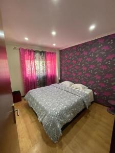 a bedroom with a bed and a pink wall at flat4u in Paredes