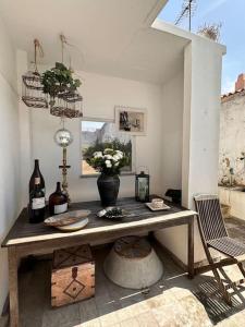 una stanza con tavolo e vaso di fiori di Nice Villa in Cascais, near the center and beaches, but in a very quite neighborhood a Cascais