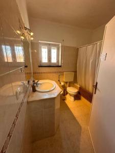 een badkamer met een wastafel, een toilet en een douche bij Nice Villa in Cascais, near the center and beaches, but in a very quite neighborhood in Cascais