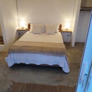 1 dormitorio con 1 cama grande y 2 mesitas de noche en Residence de la Montagne, en Quatre Vents