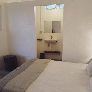 sypialnia z łóżkiem i umywalką w obiekcie Residence de la Montagne w mieście Quatre Vents