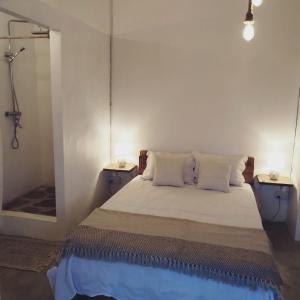 1 dormitorio con 1 cama con 2 mesitas de noche y ducha en Residence de la Montagne, en Quatre Vents