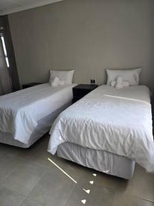 En eller flere senge i et værelse på Airport Fresh Inn Guest House