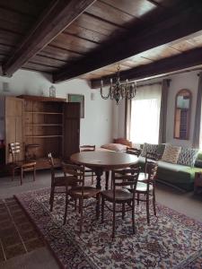 ein Wohnzimmer mit einem Tisch, Stühlen und einem Sofa in der Unterkunft Rodinné apartmány Country golf club Střítež in Třebíč