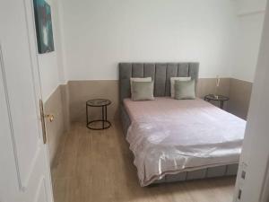 um quarto com uma cama grande e duas mesas em Enjoy Lisboa 2! - Near Metro na Amadora