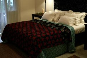 een slaapkamer met een bed met een deken erop bij Villa Morawala in Negombo