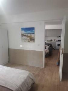 1 dormitorio con 1 cama y sala de estar en Enjoy Lisboa 2! - Near Metro en Amadora