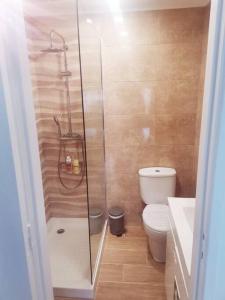 uma casa de banho com um chuveiro e um WC. em Enjoy Lisboa 2! - Near Metro na Amadora