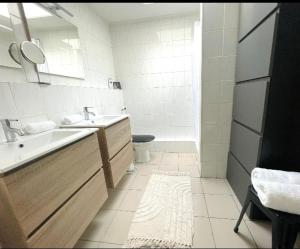 een witte badkamer met een wastafel en een toilet bij Volledige bovenwoning binnenstad in Leeuwarden