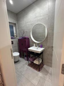 ein Bad mit einem Waschbecken und einem Spiegel in der Unterkunft Spacious Luxury 3 bedroom apartment - Southridge - Mellieha in Mellieħa