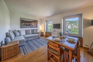sala de estar con sofá y mesa en Cozy Apt in the Heart of Santa Margherita en Santa Margherita Ligure