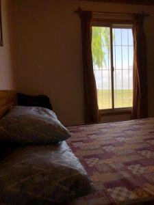 מיטה או מיטות בחדר ב-Casa Portal del Lago