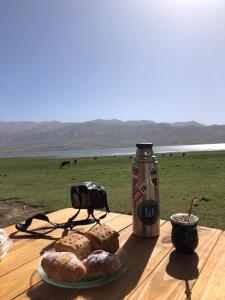 una mesa con pan y una lata de coca en Casa Portal del Lago en El Mollar