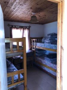 מיטה או מיטות קומותיים בחדר ב-Casa Portal del Lago