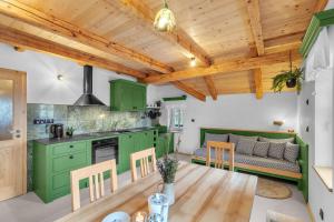 una cucina con armadi verdi e soffitto in legno di Ludvíkova bouda a Janské Lázně