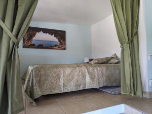 Schlafzimmer mit einem Bett und grünen Vorhängen in der Unterkunft Attico Nel Verde - Bonsignore in Tricase