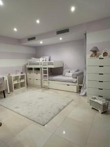 1 Schlafzimmer mit 2 Etagenbetten und einem Schreibtisch in der Unterkunft Spacious Luxury 3 bedroom apartment - Southridge - Mellieha in Mellieħa